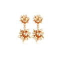 Elegante rotgoldene Ohrhänger mit doppelter Schleife und Metall-Finish auf weißem Grund - Gold