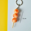 5cm Realistischer Kandierte Früchte Schlüsselanhänger mit orange-roten Kugeln - Fleischbällchen Spieß / 5cm