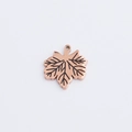 Detailansicht des rotgoldenen Ahornblatt-Anhängers mit Blattadern für DIY-Schmuck - Roségold