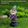 Nain de jardin avec chapeau vert et chemise violette urinant, taille 2.8x3x6.6cm - Nain qui fait pipi