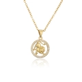 Dettaglio della collana dorata con ciondolo segno Leone e zirconi brillanti incastonati - Leone