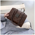 Sac bandoulière matelassé marron foncé avec bandoulière chaîne et fermoir carré chic - Marron
