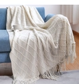 Détail d'un jeté de canapé en maille crème avec motifs losanges et franges élégantes - Motif Losange-Beige