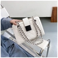 Sac bandoulière matelassé blanc avec boucle noire et bandoulière en chaîne tressée - Blanc