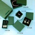 Detalle de varias cajas de regalo para joyas en verde oscuro con etiquetas de medidas - 5*5*3cm Con Esponja / Verde Oscuro