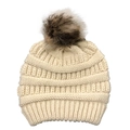 Detaillierte Strickstruktur einer beigen Wintermütze mit flauschigem Kunstpelz-Bommel - Einheitsgröße / Beige