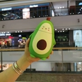 Vue détaillée d'un verre à double paroi en forme d'avocat mignon tenu par une main humaine - Style D