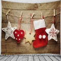Tapiz de pared navideño con adornos colgantes sobre fondo de madera vintage - 150x130cm / Adornos de Textura de Madera