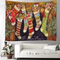 Arazzo Christmas Magic con calze festive appeso sopra un divano in stile cozy - Calze di Natale calde / 150x130cm
