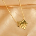 Dettaglio della collana placcata oro 18K con pendente a barre su sfondo di seta fine - Oro