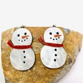 Funkelnde weiße Acryl-Schneemann-Ohrringe mit orangefarbenem Glitzer-Schal auf Stein - Schneemann (Ohrring)