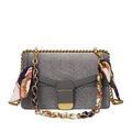 Bolso bandolera gris con textura de cocodrilo, cadena dorada y pañuelo de seda decorativo - Gris claro