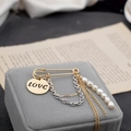 Spilla di sicurezza dorata con nappe di perle d'acqua dolce e ciondolo LOVE inciso - Stile Nappa a Disco Tondo