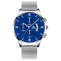 Détail du cadran bleu de montre chronographe avec bracelet en maille argentée et calendrier - Bracelet Argenté Boîtier Argenté Cadran Bleu Aiguilles Argentées