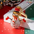 Porte-clés bonhomme de neige de Noël doré avec strass sur un fond de fête hivernale - Rouge