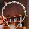 Detail shot of white pearl headband featuring gradient sizes and 15cm width measurement - S186-10 Gradient Size Pearl Style