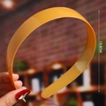 Detail view of orange glossy plastic headband with non-slip teeth and 13.5cm width - Yellow (Simple Glossy)