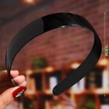 Detailed view of a sleek black resin headband measuring 13.5cm in diameter for women - Black (Simple Glossy)