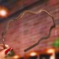 Detail of wave-shaped brown plastic headband featuring non-slip teeth, 13.7cm diameter - Brown (Wave Slim)