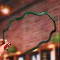 Detail shot of green wavy plastic headband with anti-slip teeth and 13.7cm size scale - Green (Wave Glossy)