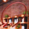 Detail view of a 13.7cm red matte headband featuring internal anti-slip teeth - Red (Matte Simple)