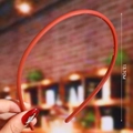 Detail view of orange resin headband showing anti-slip teeth and 13.7CM inner diameter - Red (Matte Slim)