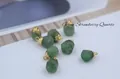 Détail macro de pendentifs en quartz fraise vert naturel avec embouts dorés - Quartz Fraise Vert