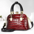 Sac à main élégant rouge vin motif crocodile avec boucle dorée et cristal chic - Rouge