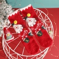 Winterliche rote Korallenfleece-Weihnachtssocken mit Weihnachtsmann und gelben Pompons - Einheitsgröße / Roter Handschuh Weihnachtsmann