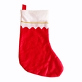Detail van rode vilten kerstsok met witte manchet en gouden golvende decoratieve trim - Witte Omslag Gouden Rand (Rood Lichaam)