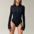 Dettaglio del body nero in maglia a coste con colletto polo e chiusura con bottoni - S / Nero