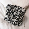 Détail du sac en toile zébré avec fermoir magnétique et doublure intérieure pratique - Zèbre Noir et Blanc