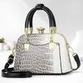Détail du sac à main en cuir avec texture crocodile et fermoir couronne doré - Noir et Blanc