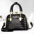 Détail d'un sac à main noir motif crocodile avec fermoir doré et pierre précieuse - Noir