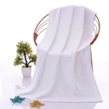 Weißes Premium-Baumwoll-Hotel-Badetuch mit weichem Strukturstoff am Stuhl hängend - 32-fädiges Garn 600g 70*150cm / Weiß