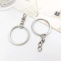 Llaveros de metal plateado con anillo plano y cadena corta sobre un fondo blanco - 30MM / Con Cadena / Blanco K/Plata