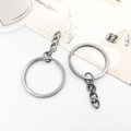 Juego de llaveros de metal gris plomo con anillo dividido y cadena de cuatro eslabones - 30MM / Con Cadena / Negro de Humo