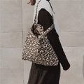 Canvas shopper met luipaardprint gedragen over de schouder voor een hippe look - Bruin-Geel Luipaardprint