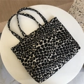 Detailopname van de zwart-witte shopper met dierenprint op een minimalistisch display - Zwart-Wit Luipaardprint
