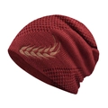 Dettagli della trama a maglia e ricamo di grano su un caldo berretto invernale bordeaux - Cappello Lungo Rosso Vino Grande