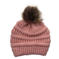 Detail der rosa Strickmütze mit einem flauschigen braunen Kunstfell-Bommel oben - Einheitsgröße / Rosa