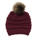Nahaufnahme einer weinroten Strickmütze mit flauschigem Kunstfell-Bommel und Kreuzband - Einheitsgröße / Weinrot