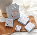 Pale blue jewelry packaging set with pink floral patterns on a wavy wooden tray - Floral Blue / 5X5X3cm