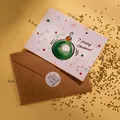 Weihnachtskartenset mit grünem Kugelmotiv, Kraftpapier-Umschlag und goldenem Siegel - Stil A (Weihnachtskugel)
