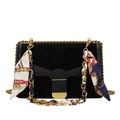 Elegante bolso de mano en terciopelo negro con cadena dorada y pañuelo de seda - Negro
