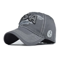 Dettaglio del cappellino in cotone lavato con ricamo USA e cuciture rifinite con cura - Grigio