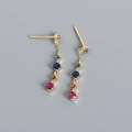 Dettaglio di orecchini lunghi in oro con zirconi rotondi colorati a cascata arcobaleno - Argento 925 / Oro (Con Tappi in Gomma)