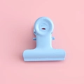 Hellblauer Metall-Binderclip in Makronenfarbe für DIY-Hefte und Schulunterlagen-Organisation - Blau