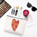 Beauty case in tela bianca con cuore rosso Marry Me e cerniera dorata superiore - Stile D-Marry Me