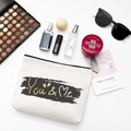 Pochette per cosmetici in tela beige con stampa dorata 'You & Me' e cerniera nera su bianco - Stile E-You & Me